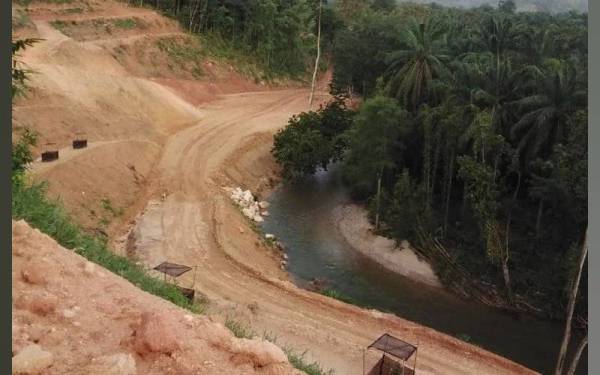Bukan sahaja air sungai semakin keruh, hidupan di dalamnya, terutama ikan kelah, tengas, sebarau dan baung yang dahulu banyak didapati di sungai berkenaan, juga didakwa semakin sukar ditemukan. - Foto fail Bernama