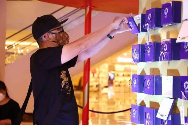 Kotak misteri ditempatkan di Tingkat 1, Ramlee Mall yang mana pembeli berpeluang memenangi Golden Ticket atau Purple Ticket. 