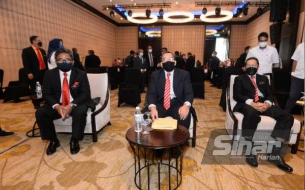 Abdul Ghani (tengah) selepas sidang akhbar PRN Melaka ke-15 di Banda Hilir, Melaka pada Isnin.