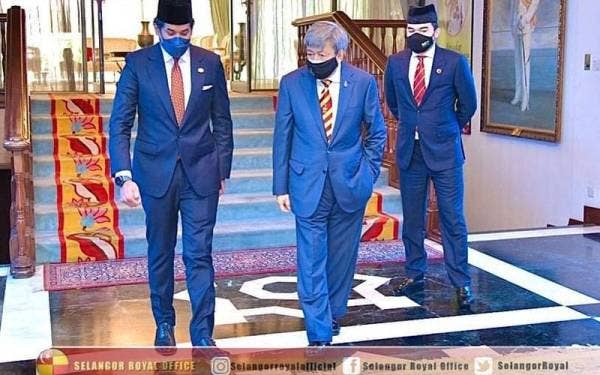 Sultan Sharafuddin (tengah) mendengar taklimat perkembangan terkini Covid-19 daripada Khairy (kiri) dalam pertemuan di Istana Bukit Kayangan pada Isnin.