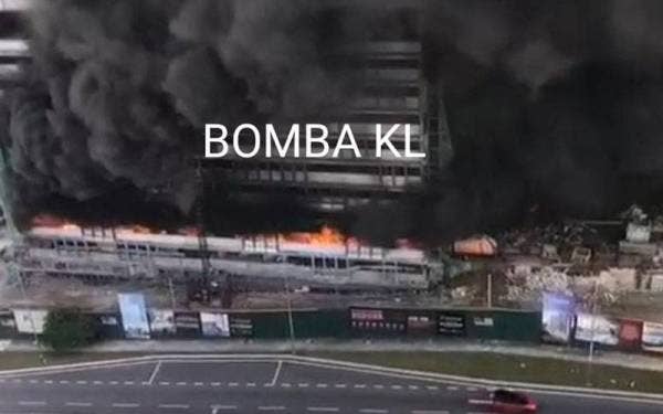 Kebakaran berlaku di tingkat dua di sebuah tapak pembinaan di Persiaran Pertahanan, Kuala Lumpur pada Isnin. Foto JBPM