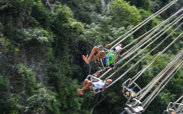 Pengunjung taman tema Lost World of Tambun bermain buaian pada hari pertama pembukaan taman tema kepada orang awam setelah operasi terhenti beberapa bulan ketika tinjauan Bernama di taman tema tersebut hari ini. - Foto Bernama.