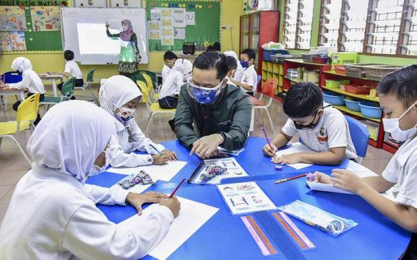 Guru-guru memberi bimbingan kepada kanak-kanak pra sekolah pada sesi persekolahan secara bersemuka di Sekolah Kebangsaan Seksyen 7 hari ini.