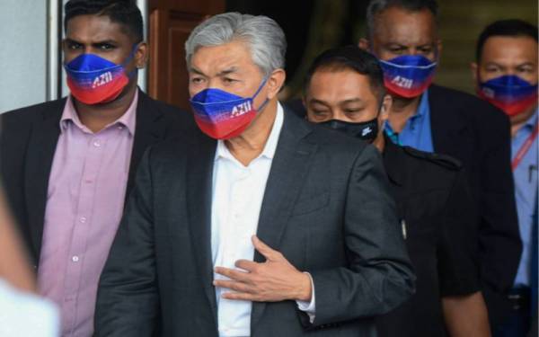 Ahmad Zahid meninggalkan Kompleks Mahkamah Tinggi pada Isnin selepas prosiding hujahan sesi pagi di akhir kes pendakwaan bagi kesnya ditangguhkan.
- Foto Bernama
