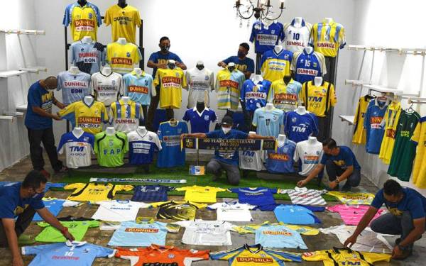 Pengumpul jersi menyusun koleksi jersi pasukan bolą sepak Penang FA.
- Foto Bernama