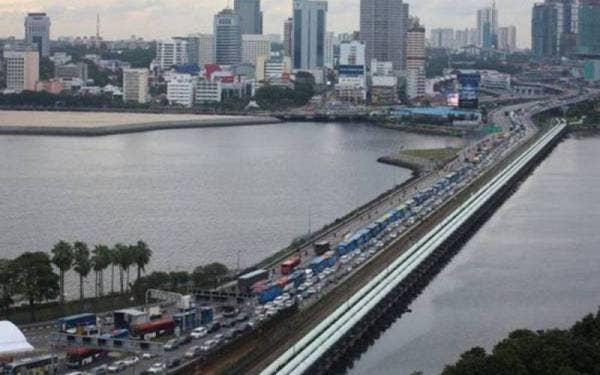 Pembukaan sempadan Malaysia-Singapura mesti dilakukan dengan kadar segera kerana ia bukan sahaja melegakan rakyat kedua-dua negara tetapi juga meningkatkan kegiatan ekonomi di negara masing-masing.