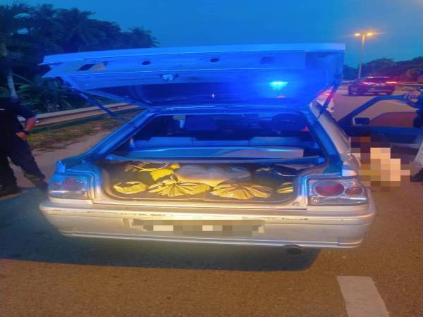 Plastik lutsinar yang disimpan di bahagian but belakang kenderaan.