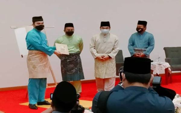 Tengku Amir (kiri sekali) turut berkenan menyempurnakan pelancaran Buku Pelan Strategik JAIS 2020 - 2024.