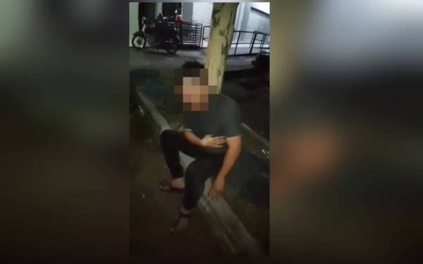 Suspek ketika disoal oleh orang awam yang curiga dengan identitinya sebagai pegawai polis.