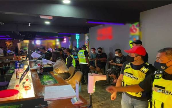 Polis melaksanakan Ops Noda di sebuah premis dekat Taman Pekan Baru Sungai Petani, pada Isnin.