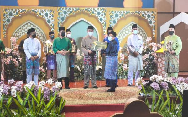 Hasnul (tiga dari kanan) menerima Anugerah Abu Thalhah.