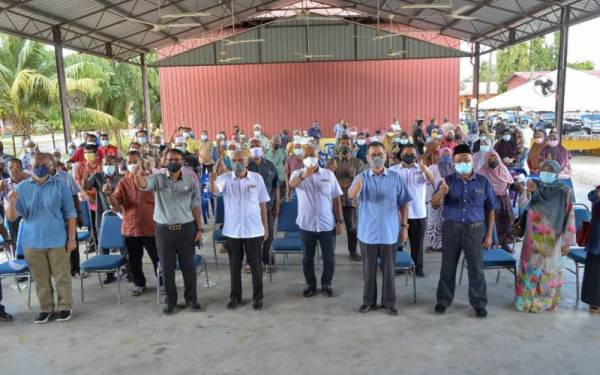 Zamri (tengah, barisan hadapan) merakam gambar kenangan bersama penerima dan wakil-wakil unit yang hadir sempena Majlis Sumbangan PKPD COVID-19 di Pertubuhan Peladang Kawasan (PPK) Gerai, Besut.