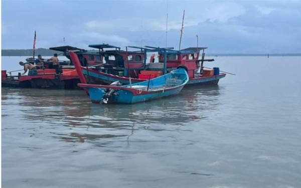 Hanya sampan milik mangsa ditemui tanpa pengendali dicurigai lemas. - Foto ihsan Bomba Perak