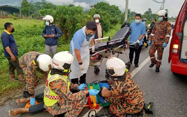Anggota BBP Meru Raya memberikan rawatan awal kepada mangsa sebelum dihantar ke HRPB, Ipoh untuk rawatan lanjut. - Foto JBPM Perak