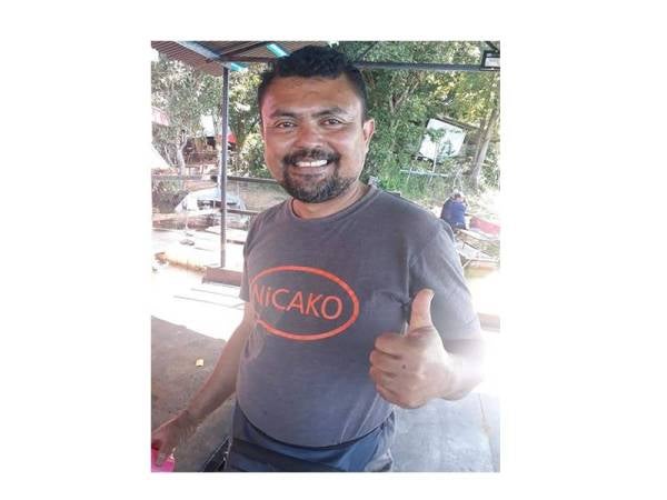 Usahawan House Boat, Amir menerima bantuan AET sebanyak RM10,000.