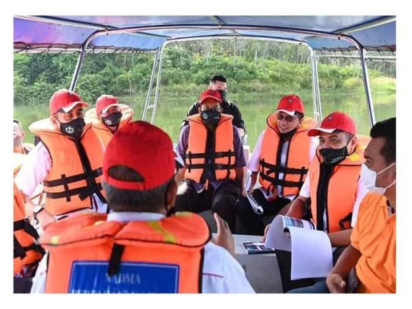 Mohd Salim mendengar taklimat pengurusan ladang Tanam Semula Berkelompok (TSB) di kawasan Tasik Beris, Sik.
