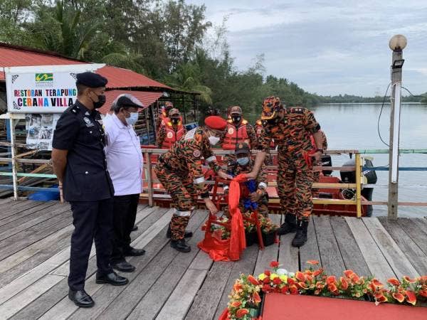 Jainal (tengah) melakukan gimik Pelancaran Kesiapsiagaan JBPM Kelantan menghadapi Monson Timur Laut ( MTL) di Sungai Pengkalan Datu, di sini. 