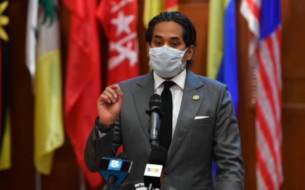  Khairy ketika berucap pada majlis penyerahan sumbangan korporat Keluarga Malaysia oleh Lembaga Tabung Haji bernilai RM2 juta di Kementerian Kesihatan hari ini. - Foto Bernama