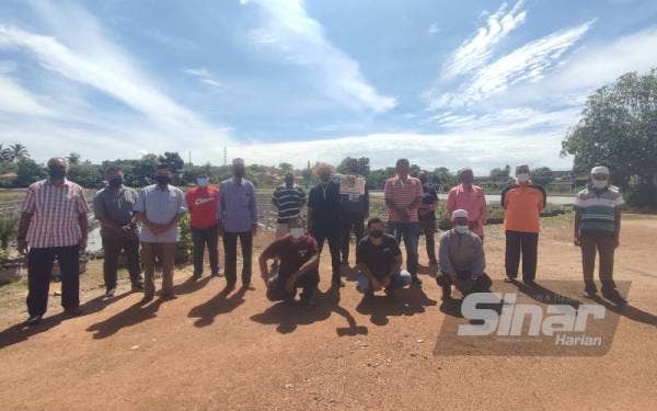 Petani mohon bantuan kerajaan selesaikan masalah kelewatan bekalan dan harga benih padi ditanggung mereka.