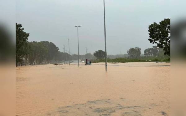 Dua individu terkandas ketika melalui jalan di Jasin Bestari, Jasin akibat banjir kilat pada Rabu.