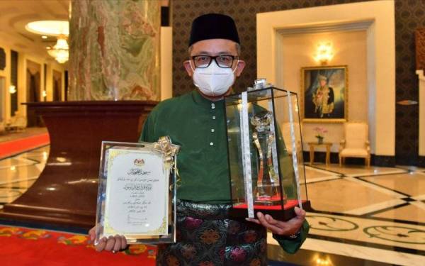 Presiden Pertubuhan Amal Perubatan Ibnu Sina Malaysia (PAPISMA) Datuk Dr Suhaini Kadiman menerima anugerah Tokoh Perdana pada Majlis Penganugerahan Maulidur Rasul peringkat Kebangsaan 1443H/2021M di Istana Negara pada Rabu. - Foto Bernama