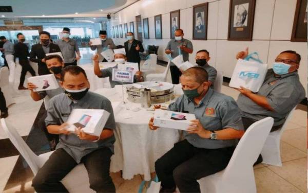 Penghulu di Selangor menerima 57 tablet menerusi peruntukan MBI.