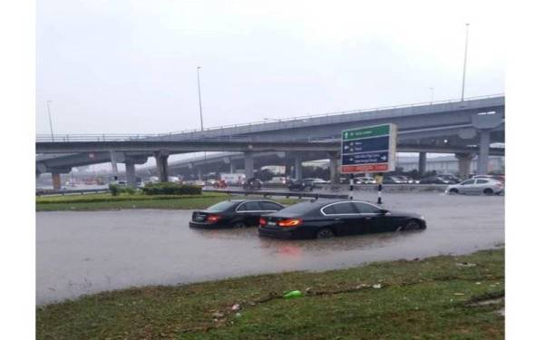 Antara kenderaan terperangkap dalam banjir kilat berhampiran Jusco Bukit Raja pada Rabu