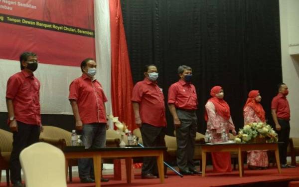 Mohamad (empat kanan) ketika taklimat dan perasmian serentak persidangan UMNO bahagian Rembau di Hotel Royal Chulan di sini pada Rabu.