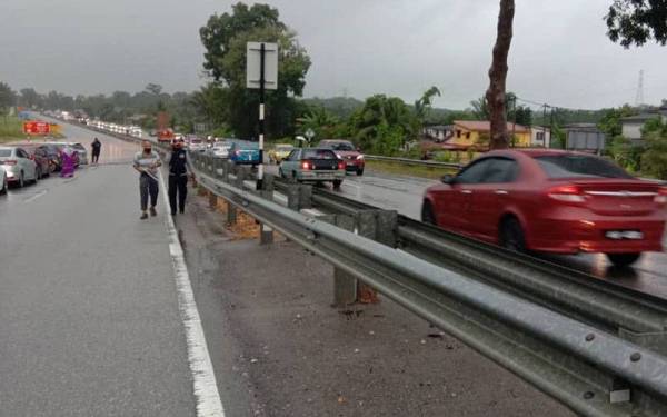 Puluhan kenderaan terkandas akibat banjir kilat yang menyebabkan laluan Lebuhraya Ipoh-Lumut berhampiran
Rancangan Perumahan Awam (RPA) Changkat Sodang di sini dinaiki air. -Foto: Polis