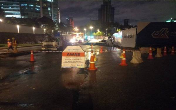 Jalan Sri Hartamas 1 ditutup berikutan mendapan tanah yang berlaku akibat hujan lebat berterusan di Kuala Lumpur.
