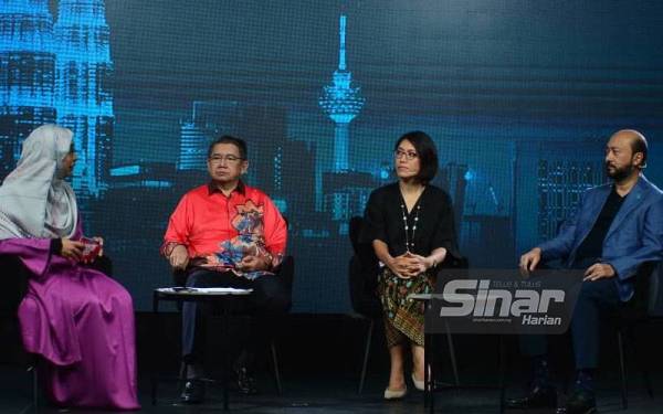 Dari kiri Nurhayati Nordin selaku Moderator, para panelis, Ahli Parlimen Pulai, Datuk Seri Salahuddin Ayub (dua kiri) dan Ketua Pegawai Eksekutif IDEAS, Tricia Yeoh (kanan) dan Ahli Parlimen Jerlun, Datuk Seri Utama Mukhriz Mahathir yang berlangsung di Studio Sinar Harian, Seksyen 15, Shah Alam. - FOTO - SINAR HARIAN / ASRIL ASWANDI SHUKOR.