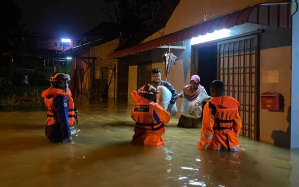 Penduduk terjejas dipindahkan ke PPS di daerah Kuala Muda pada pagi Khamis berikutan banjir kilat setelah hujan lebat lebih tiga jam di daerah berkenaan.
