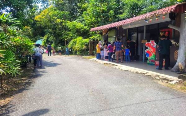 Suasana di PKGK Kuala Gandah, Lanchang yang kembali menjadi tumpuan orang ramai.