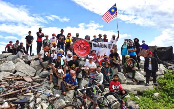 Para peserta bergambar di Pantai Sabak sebelum memulakan kayuhan.