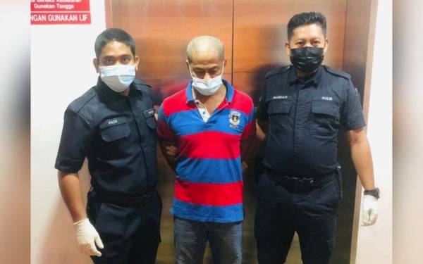 Azmi (tengah) dijatuhi hukuman penjara 10 tahun dan 10 sebatan oleh Mahkamah Sesyen Kuala Terengganu, pada Khamis selepas mengaku salah memiliki dadah dua tahun lalu.