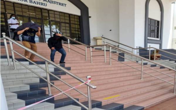 Kedua-dua tertuduh keluar dari Mahkamah Sesyen Johor Bahru pada Khamis.