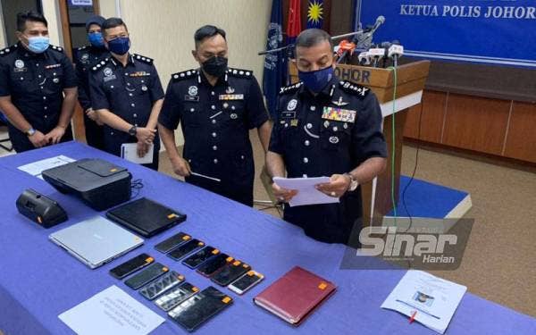 Ayob (kanan) menunjukkan barangan yang dirampas berikutan tangkapan dalam sindiket berkenaan.