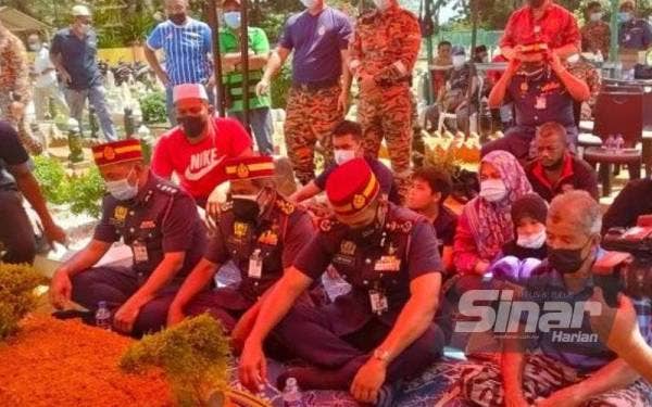 Jenazah Allahyarham Mohd Diya selamat dikebumikan di Tanah Perkuburan Islam Kampung Krubong, di sini, pada Khamis.