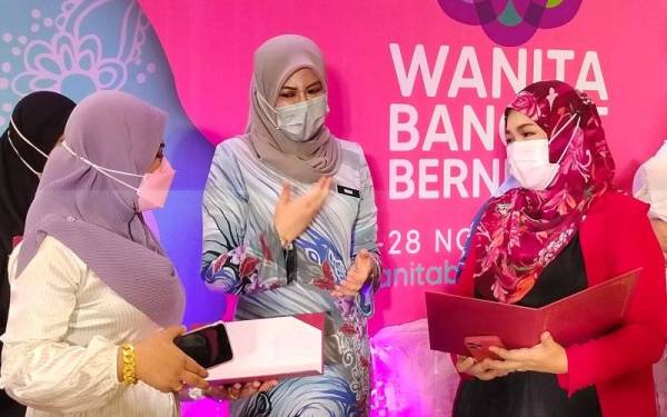 Rina (tengah) bersama dua orang usahawan jutawan semasa majlis pelancaran program WBB pada Khamis.