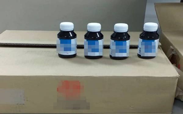 Polis turut merampas 144 botol kodien selepas menahan seorang lelaki berusia 36 tahun di Lebuh Raya Pasir Mas-Rantau Panjang pada Khamis.