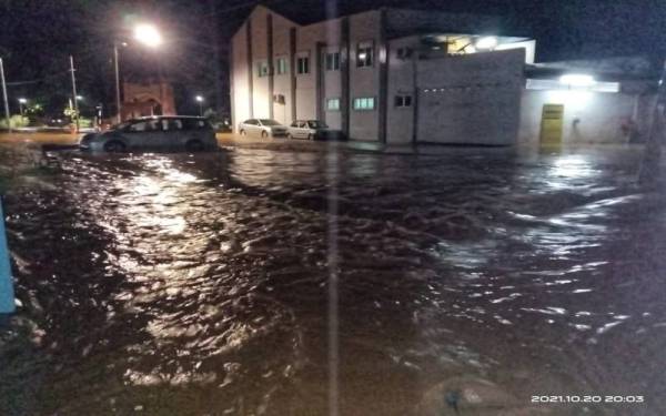 Paras air di Pekan Yan setelah hujan lebat melanda kawasan Yan pada petang Rabu.