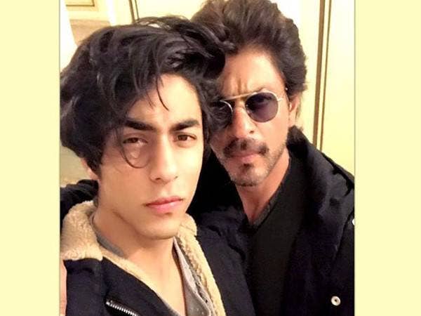 Shah Rukh Khan bersama anaknya Aryan. - Foto The News.Com
