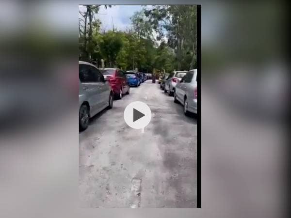 10 buah kenderaan yang diparkir di kawasan ini dirempuh lori pada Khamis.