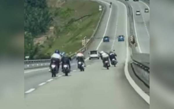 Tular video tujuh individu yang menunggang motosikal secara berbahaya di Lebuh Raya Seremban - Port Dickson.