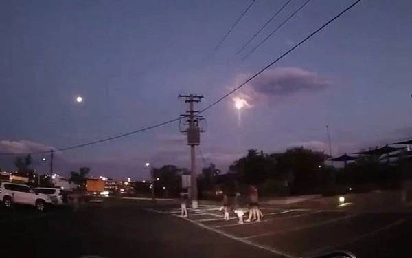 Cahaya misteri (kanan) dirakamkan di bandar Mount Isa, Queensland baru-baru ini. - Foto BOM Radar Fan Club/Facebook