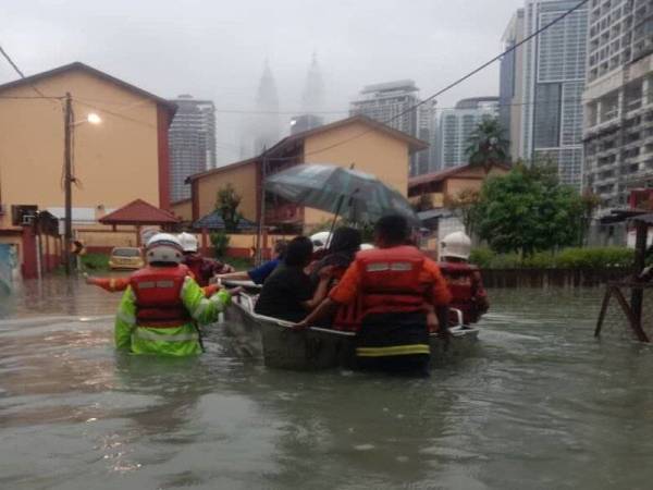 Penduduk yang berada di kawasan rendah, menjadi 'hot spot' banjir serta berhampiran sungai agar sentiasa peka dan bersiap sedia menghadapi fasa peralihan monsun sehingga awal November ini. - Gambar hiasan 