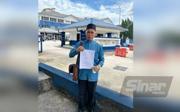 Rosmin menunjukkan laporan polis yang dibuat di Balai Polis Seremban 2 pada Khamis bagi mendesak supaya arak jenama 'Timah' disiasat.