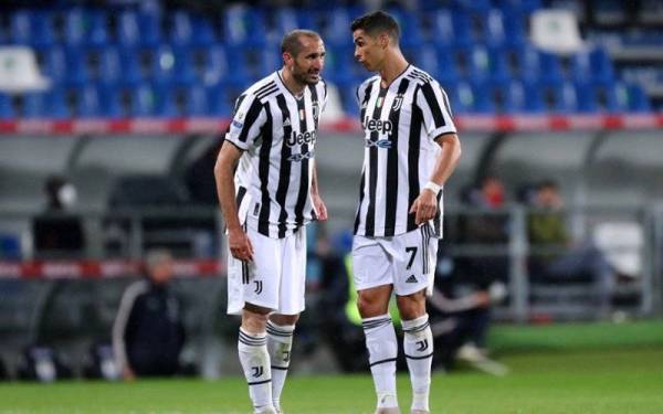 Chiellini (kiri) menyifatkan Ronaldo sepatutnya meninggalkan Turin lebih awal untuk memastikan Juventus tidak terkesan dengan ketiadaan pemain kelahiran Portugal itu.