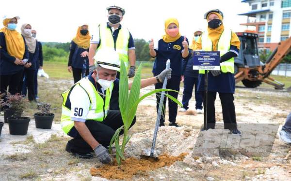 Syed Abu Hussin (duduk) menanam pokok sebagai simbolik Majlis Pra Pelancaran Sambutan Jubli Emas 50 Tahun LKIM di Wisma LKIM, Pulau Meranti di Puchong pada Jumaat. - Foto Sinar Harian MOHD HALIM ABDUL WAHID.