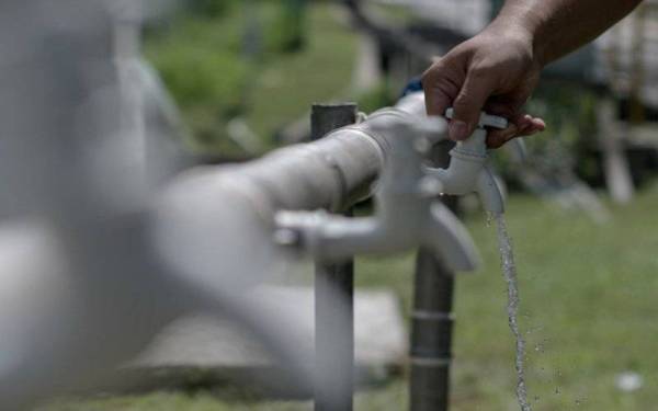 Seramai 5,200 isi rumah di Balik Pulau akan mengalami tekanan air rendah pada 25 Oktober ini berikutan kerja penyambungan saluran paip air mentah baharu di saluran muka sauk Titi Kerawang. - Foto Bernama